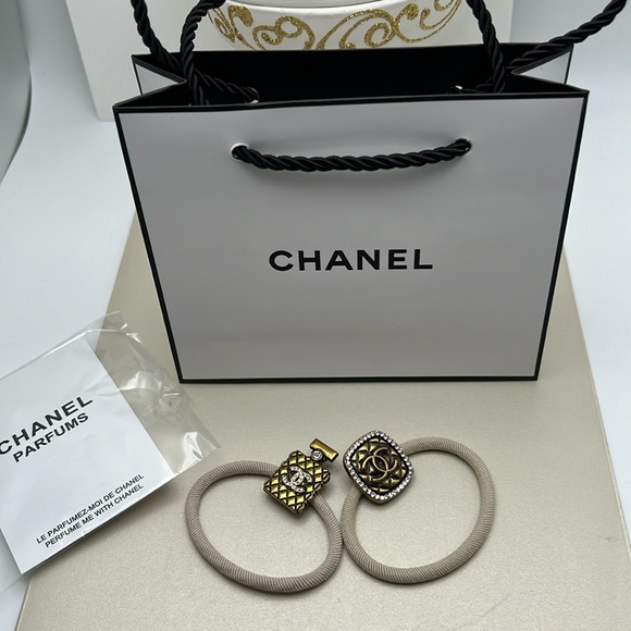 Hair Ties Beauty Chanel Or Wristband & Small Shopping Bag CC Rhinestones NWOT - Picture 4 of 17